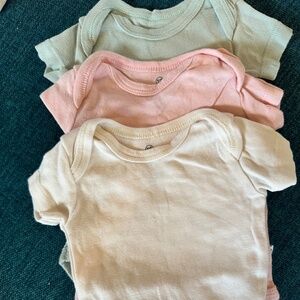 Honest Baby Short Sleeved bodysuits Size Newborn